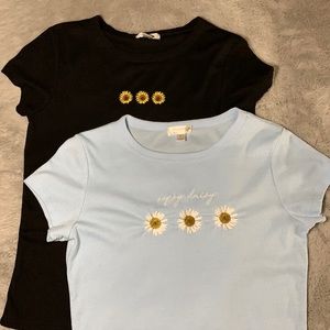⭐️SALE Lot 2 Daisy Embroidered Ribbed Tight T-Shirts Tops M EUC